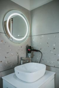 薩拉果德的住宿－Fortview Suites，浴室设有白色水槽和镜子