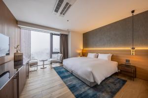 um quarto de hotel com uma cama e uma televisão em Intuition em Niseko