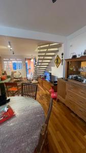 ein Wohnzimmer mit einem Bett und einer Treppe in der Unterkunft Casa charmosa chác Santo Antônio in São Paulo + 27 Fotos