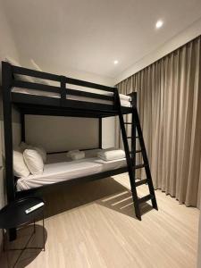 Sengkuang的住宿－Monde Residence H12 Batam Centre，一间卧室配有两张双层床。