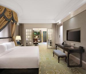 um quarto com uma cama, uma secretária e uma televisão em InterContinental Chengdu Global Center, an IHG Hotel em Chengdu
