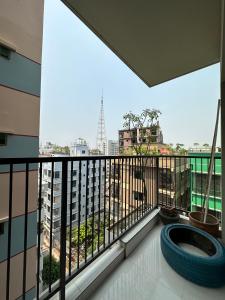ein Balkon mit Blick auf eine Stadt in der Unterkunft GreyRooms in Dhaka