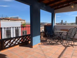 d'une terrasse avec des chaises et une table sur un balcon. dans l'établissement Hotel & Hostal Santuario, à San Miguel de Allende