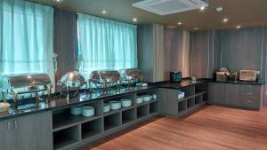 Dapur atau dapur kecil di Hotel Grand Galaxy