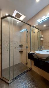 Bilik mandi di Hotel Grand Galaxy