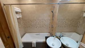 Bilik mandi di Hotel Grand Galaxy