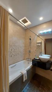 Bilik mandi di Hotel Grand Galaxy