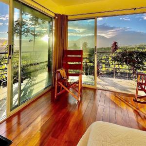 een kamer met een schommelstoel op een balkon bij Hotel Finca 360 in Marsella