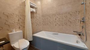 Bilik mandi di Hotel Grand Galaxy