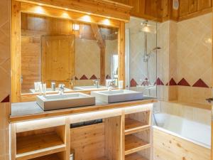 a bathroom with two sinks and a tub at Chalet skis aux pieds avec spa et sauna, Alpe d'Huez - FR-1-645-41 in LʼHuez