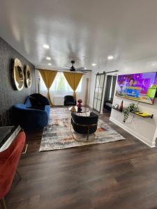 ein Wohnzimmer mit Sofa und Fernseher in der Unterkunft Atlanta coz Home king/queen/Twin in Atlanta