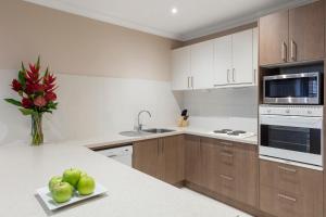 Kimberley Gardens Hotel, Serviced Apartments and Serviced Villas的厨房或小厨房