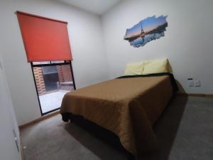 Cama o camas de una habitación en Bello y económico departamento