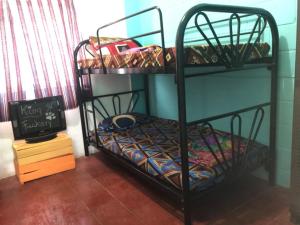 a room with two bunk beds in a room at Hostel ZwiebeL in Santa Ana
