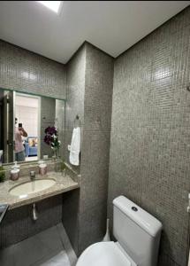 y baño con aseo, lavabo y espejo. en Casa de Luxo, 1 quadra do Mar em Porto de Galinhas, en Porto de Galinhas