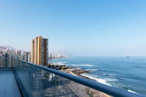 Wyndham Garden Antofagasta Pettra في أنتوفاغاستا: اطلالة على المحيط من شرفة المبنى