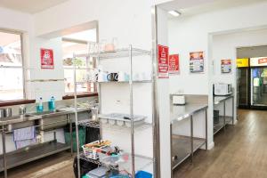 Kuchyň nebo kuchyňský kout v ubytování Hoey Moey Backpackers