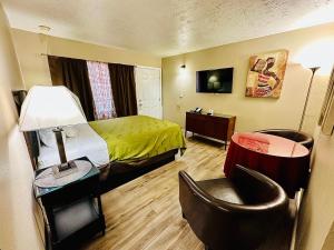 Postel nebo postele na pokoji v ubytování Sage N Sand Motel