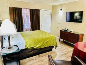 TV a/nebo společenská místnost v ubytování Sage N Sand Motel