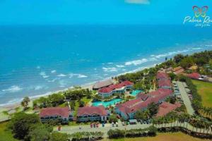 an aerial view of a resort by the ocean at Hermosa villa en Palma Real in La Ceiba