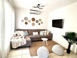 a living room with a couch and a table at Hermosa villa en Palma Real in La Ceiba