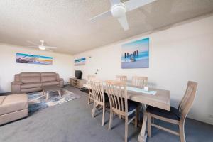 福斯特的住宿－Oceancrest 10，一间带桌椅和沙发的用餐室