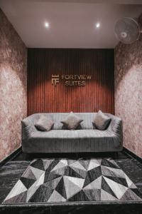Rúm í herbergi á Fortview Suites