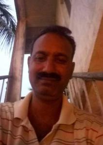Ein Mann mit Schnurrbart lächelt für die Kamera in der Unterkunft Ilamathi hostel in Chennai