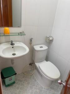 a bathroom with a toilet and a sink at Nhà Nghỉ KHÁNH NGỌC in Vung Tau