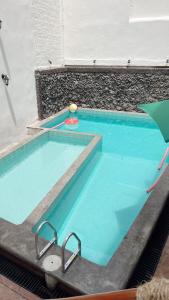 una gran piscina de agua azul y una pelota en Hotel Las Brisas, en Catemaco