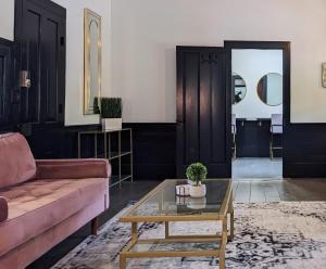 Whimsical Cottage w/ Pond View في Dundee: غرفة معيشة بها أريكة وطاولة