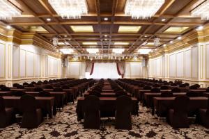 KensingtonHotel Seorak في سوكشو: غرفة كبيرة مع صفوف من الطاولات والكراسي