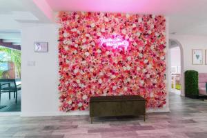 een muur bedekt met roze bloemen in een kamer bij Pretty in Pink - Pool - Vanity Area - Coffee Nook in Fort Lauderdale