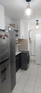 リマにあるC&G Home Perúのキッチン(ステンレス製の冷蔵庫、食器洗い機付)