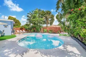 een zwembad in de achtertuin van een huis bij Pretty in Pink - Pool - Vanity Area - Coffee Nook in Fort Lauderdale