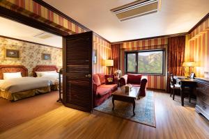 ein Hotelzimmer mit einem Bett und einem Schreibtisch in der Unterkunft KensingtonHotel Seorak in Sokcho
