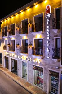 un hotel con un cartel en el lateral de un edificio en Hotel Villonaco, en Loja