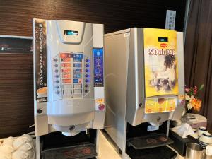 une machine de jeux vidéo avec un livre sur le côté dans l'établissement Oita Regal Hotel, à Ōita