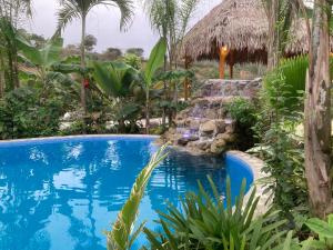 uma piscina num resort com cascata em Hotel La Costa Salango em Puerto López