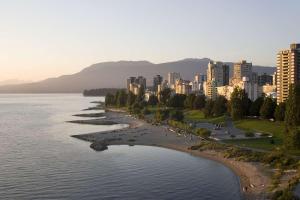 una vista de un río con una ciudad en el fondo en Amazing Location - 2BDRM/2BATH - right on Robson en Vancouver