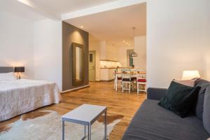 1 dormitorio con cama, sofá y mesa en Insel Chalet Lindau, en Lindau