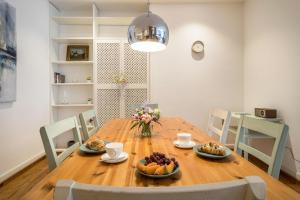 a dining room table with fruit on top of it at Insel Chalet Lindau in Lindau