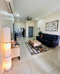 una sala de estar con un sofá y una mesa en Aira Suite JB Near CIQ, en Johor Bahru