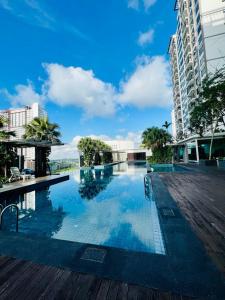 Una gran piscina en una ciudad con edificios. en Aira Suite JB Near CIQ, en Johor Bahru