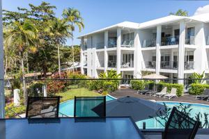 Le balcon offre une vue sur le complexe. dans l'établissement Beaches Holiday Apartments with Onsite Reception & Check In, à Port Douglas