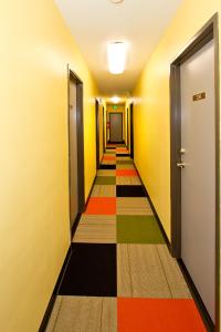 a hallway with a door leading to a hallway with a door leading to a at Moderne Hostel in Mammoth Lakes