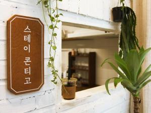 lustro na ścianie z napisem w obiekcie NEW 2F super cozy 2BR 5min station stay contigo w Seulu