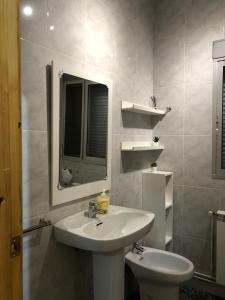 La salle de bains est pourvue d'un lavabo, de toilettes et d'un miroir. dans l'établissement Casa Chorreón, à Letur