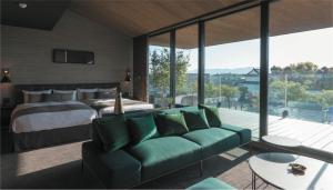 Postel nebo postele na pokoji v ubytování HOTEL CANATA KYOTO