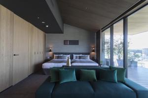 Postel nebo postele na pokoji v ubytování HOTEL CANATA KYOTO